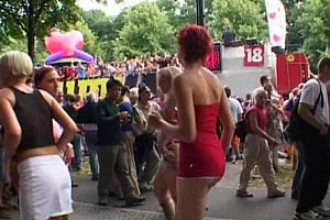 女人掰开腿让男人插爽